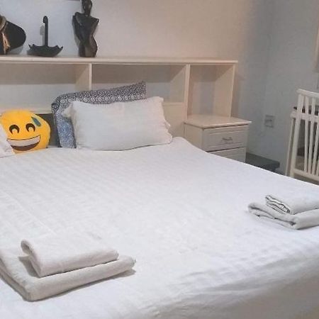 Private Room In Wonderful Sea View Apartment Сейнт Полс Бей Стая снимка