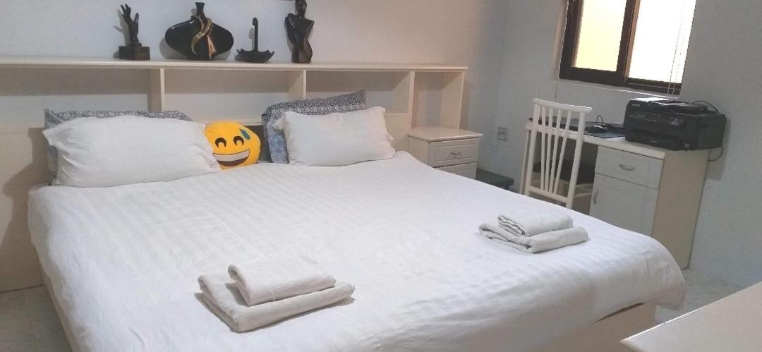 Private Room In Wonderful Sea View Apartment Сейнт Полс Бей Стая снимка